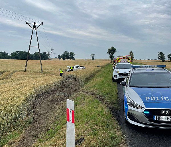 Dachowanie samochodu w Falęcinie – jedna osoba trafiła do szpitala-93736