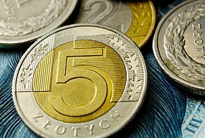 Setki tysięcy Polaków otrzymały nowe świadczenie. Co z resztą?-93857