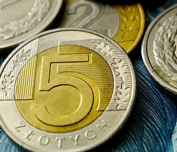 Setki tysięcy Polaków otrzymały nowe świadczenie. Co z resztą?-93857