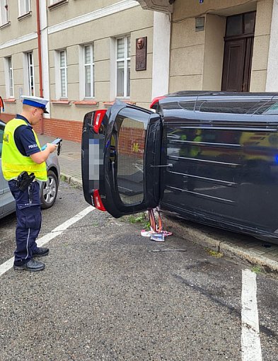 Policjanci wykonali oględziny, zabezpieczyli ślady i przesłuchiwali świadków-93900