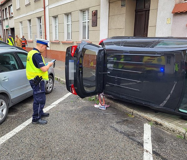 Policjanci wykonali oględziny, zabezpieczyli ślady i przesłuchiwali świadków-93900