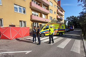 Tragiczny wypadek w Chełmnie: młody mężczyzna wyskoczył z okna mieszkania?-94585