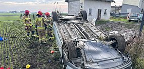 Wypadek w Papowie Biskupim: samochód dachował i uderzył