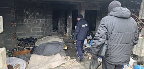 Policjanci kontrolują miejsca przebywania osób...