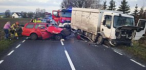 Zderzenie samochodu osobowego z ciężarówką, jest ranna