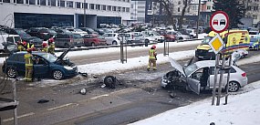 Wypadek na Dworcowej w Chełmnie. Dwie osoby w szpitalu