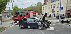 Groźny wypadek w Chełmnie. Auto uderzyło w drzewo...