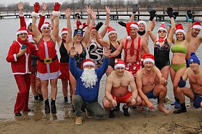 Mikołajkowe morsowanie nad Jeziorem Starogrodzkim-10584