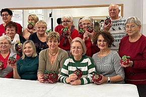 Warsztaty tworzenia dekoracyjnych medalionów w Klubie Seniora-10621