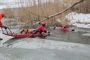 Bezpieczne akcje ratunkowe: Strażacy ćwiczą na lodzie-10791