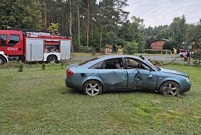 Wypadek w Klamrach – dachowanie audi A6, 20-letnia kobieta w szpitalu-95943