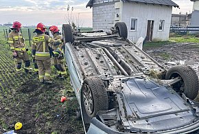 Wypadek w Papowie Biskupim: samochód dachował i uderzył w ogrodzenie-96696