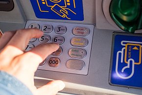 Z kont znikały pieniądze. Policja i bank badają ogólnopolski incydent-96730