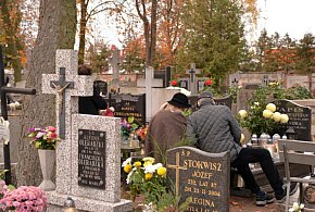 Savoir-vivre na 1 listopada. Jak się zachować podczas wizyty na cmentarzu?-96894