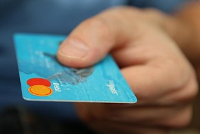 Fiskus skontroluje płatności kartą Polaków? Resort zabiera głos-97628