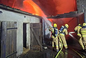 Pożar garażu w Trzebczu Królewskim. Strażacy walczyli z ogniem przez 2h-98367