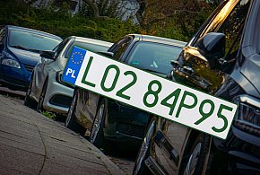 Tablice z zielonymi napisami na kolejnych autach. Nie chodzi o "elektryki"-98806