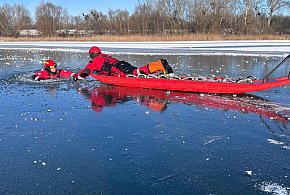 Pod strażakiem załamał się lód - drugi ruszył mu na ratunek...-99151