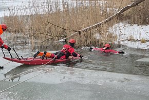 Bezpieczne akcje ratunkowe: Strażacy ćwiczą na lodzie-99397