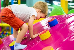 Zostawiasz dziecko w sali zabaw? Urząd wykrył poważne uchybienia-99475