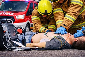 Błyskawiczna akcja ratunkowa przy markecie.  Kto uratował życie mężczyźnie?