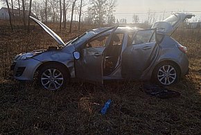 Dachowanie samochodu osobowego w Kolnie. Kierowca odmówił pomocy medycznej