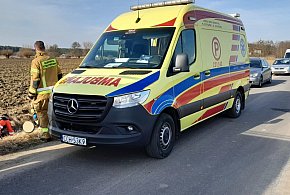 Upadek z motoroweru w Różnowie. Mężczyzna "wylądował" w rowie