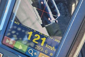 Jechał 121 km/h na „siedemdziesiątce"- stracił prawo jazdy i słono zapłacił