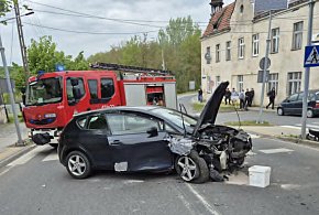 Groźny wypadek w Chełmnie. Auto uderzyło w drzewo, dwie osoby w szpitalu