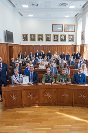 Nowe umowy FEdKP: ekologiczny transport miejski...-9856