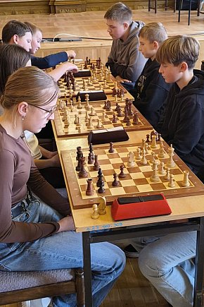 Młodzi grają w szachy! Gratulujemy wszystkim uczestnikom-10342
