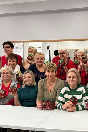 Warsztaty tworzenia dekoracyjnych medalionów w Klubie Seniora-10621