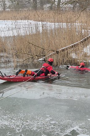 Bezpieczne akcje ratunkowe: Strażacy ćwiczą na lodzie-10791