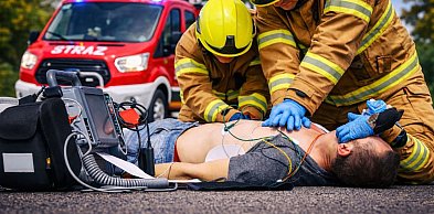 Błyskawiczna akcja ratunkowa przy markecie.  Kto uratował życie mężczyźnie?