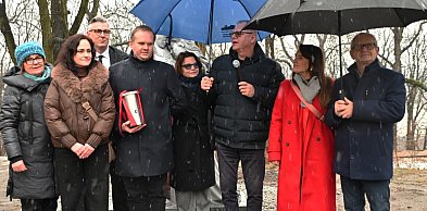 Uroczyste odsłonięcie pomnika zakochanych Krystyny i Kaspra