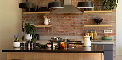 Cegła i czerń – duet, który nadaje wnętrzom charakter