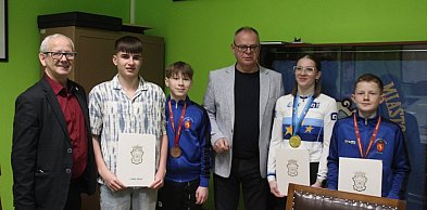 Walecka, Zawitowski, Orenkiewicz i Janus z nagrodami Burmistrza Chełmna