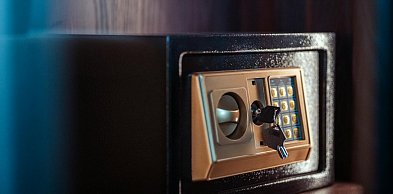 Sejf S1 na broń krótką – czy to zawsze wystarczające zabezpieczenie w domu?