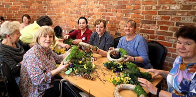 Wtorkowe zajęcia w Klubie Seniora obfitowały w kreatywność