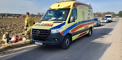 Upadek z motoroweru w Różnowie. Mężczyzna "wylądował" w rowie