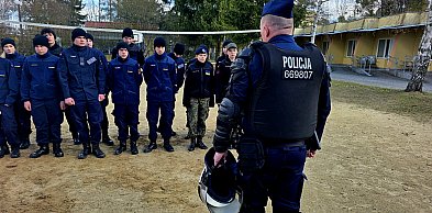 Policjanci szkolili młodzież klas mundurowych w Pieczyskach