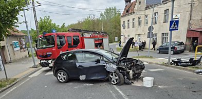 Groźny wypadek w Chełmnie. Auto uderzyło w drzewo, dwie osoby w szpitalu