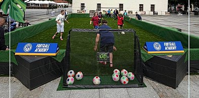 Sportowe stanowisko na Hawajskim Dniu Dziecka