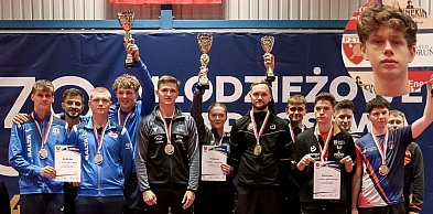 Mateusz Jagodziński z medalem Mistrzostw Polski w tenisie stołowym