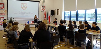 Dwie klasy z chełmińskiego ogólniaka na lekcji w Starostwie
