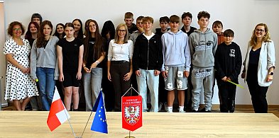 Uczniowie Szkoły Podstawowej nr 4 w Chełmnie na lekcji w Starostwie-95576