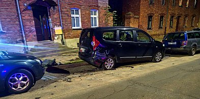 28-latka fordem uderzyła w dwa zaparkowane auta -96168