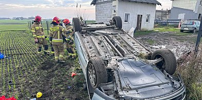 Wypadek w Papowie Biskupim: samochód dachował i uderzył w ogrodzenie-96696