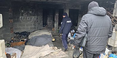 Policjanci kontrolują miejsca przebywania osób w kryzysie bezdomności-97830