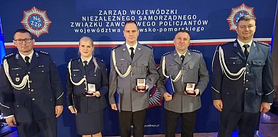 Policjanci z Chełmna nagrodzeni "Kryształowym Sercem"-97998
